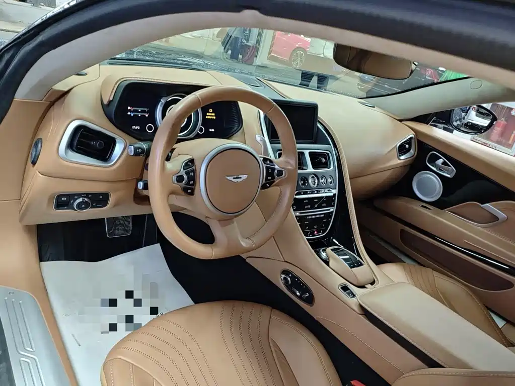 Aston Martin DB11 — миниатюра 4