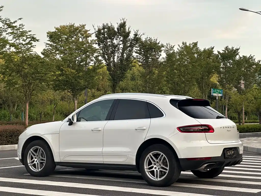 PORSCHE MACAN