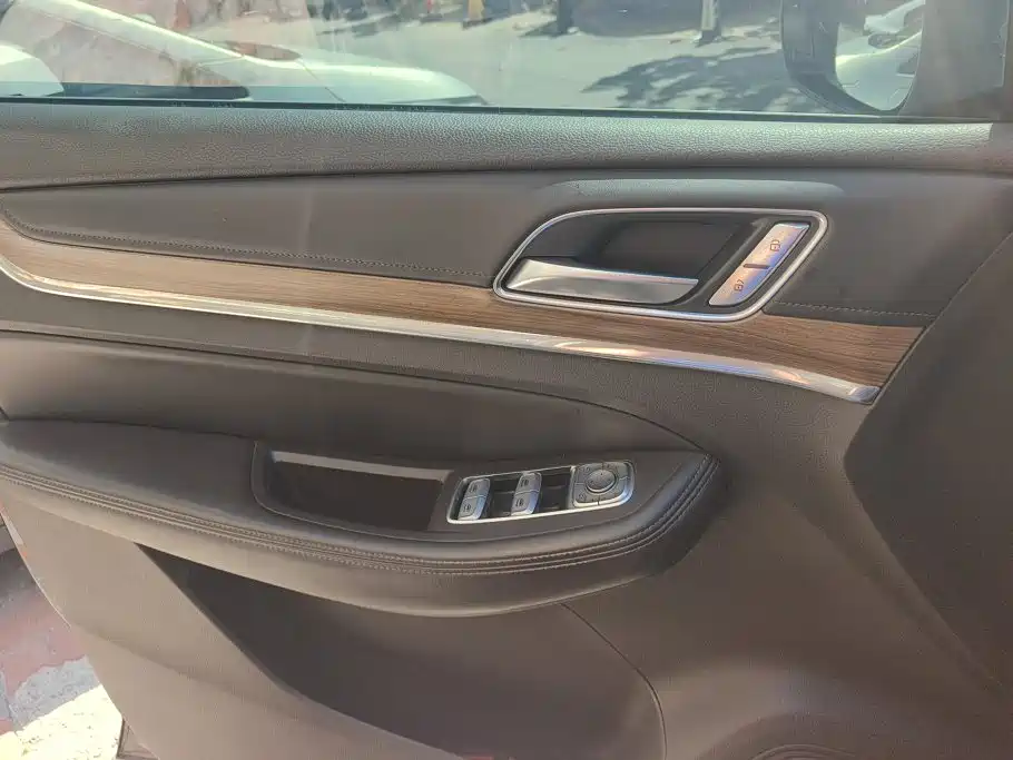 Roewe RX8 — миниатюра 7