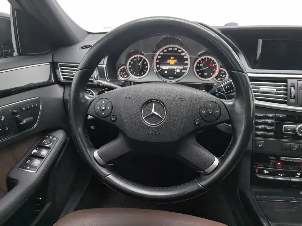 Mercedes-Benz E-Class — миниатюра 11