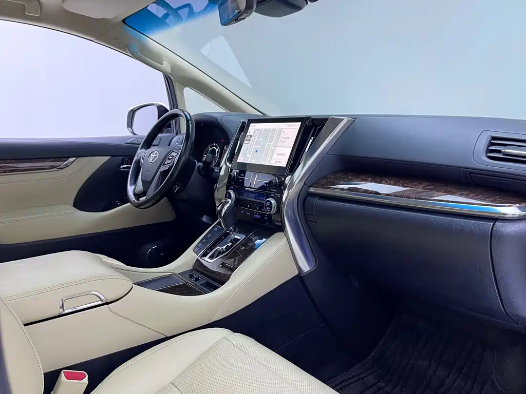 Toyota Alphard — миниатюра 7