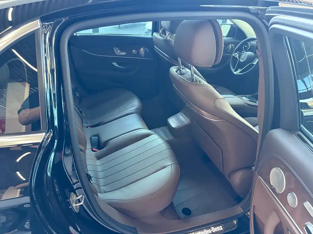 Mercedes-Benz E-Class — миниатюра 10