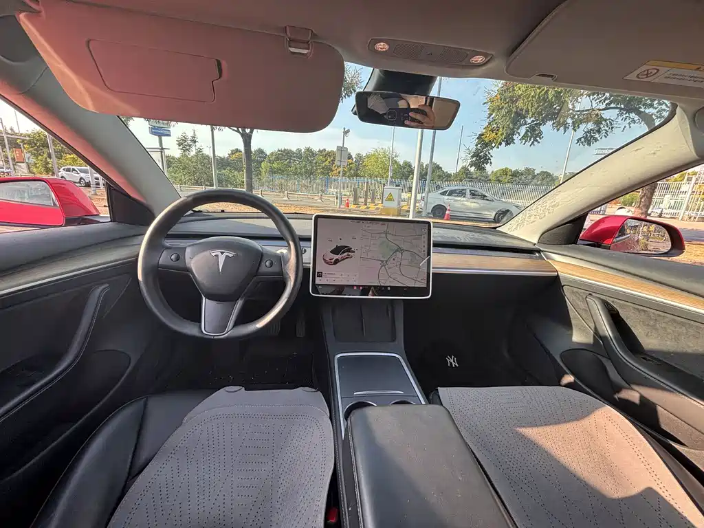 Tesla Model 3 — миниатюра 5