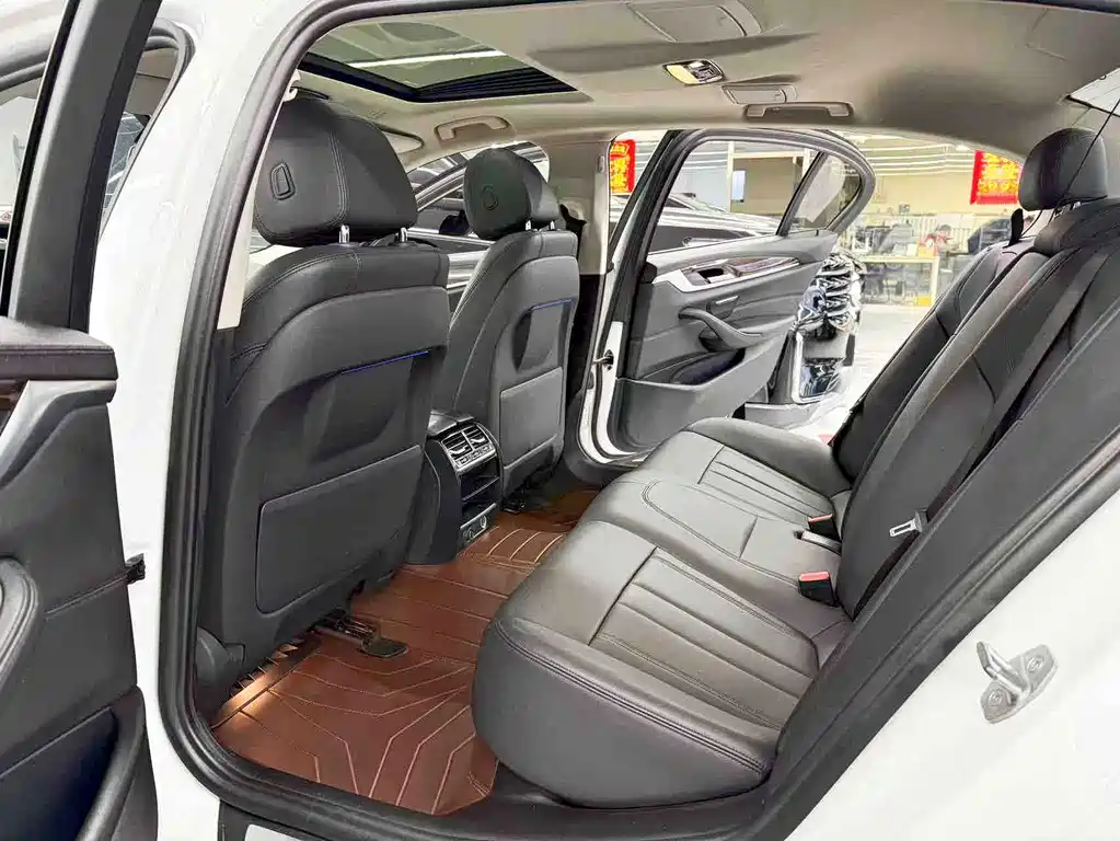 BMW 5 Series — миниатюра 8