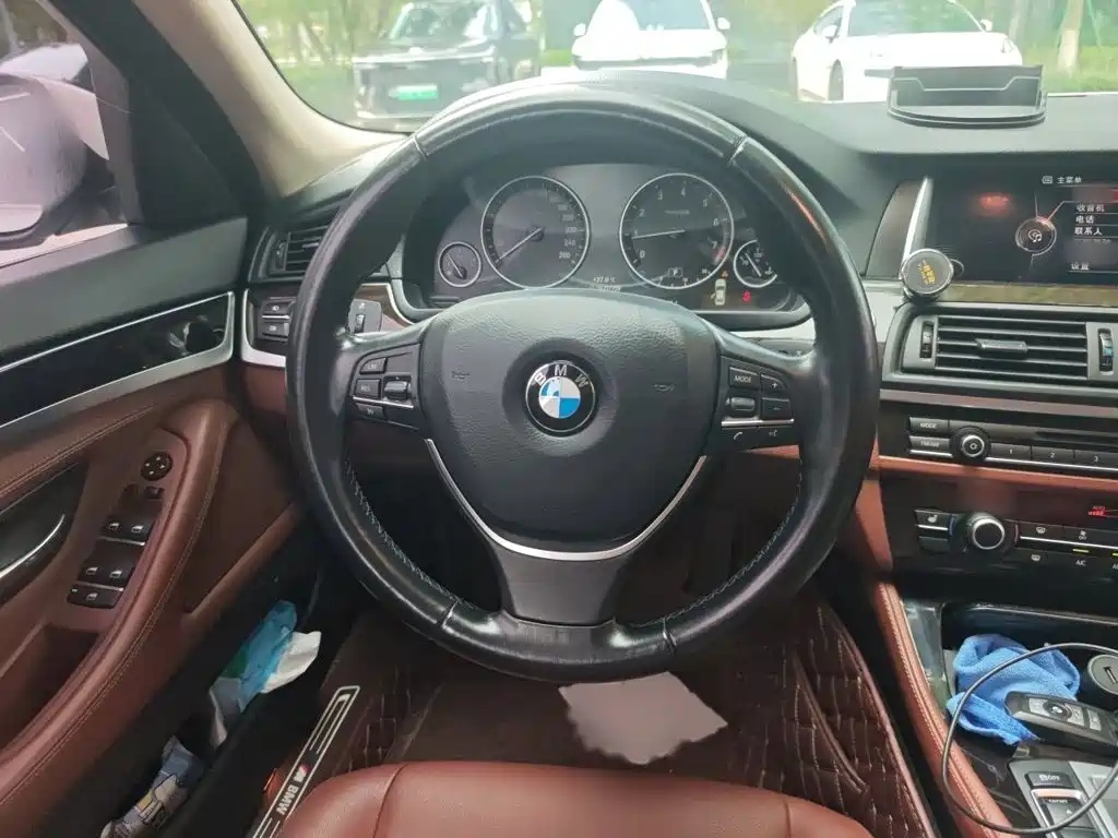 BMW 5 Series — миниатюра 3