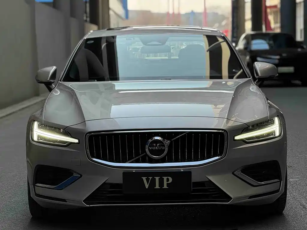 Volvo S60 2023 B4 Luxury