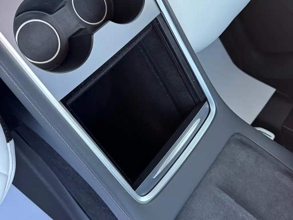 Tesla Model Y — миниатюра 22