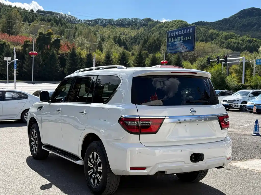 Nissan Patrol — миниатюра 6