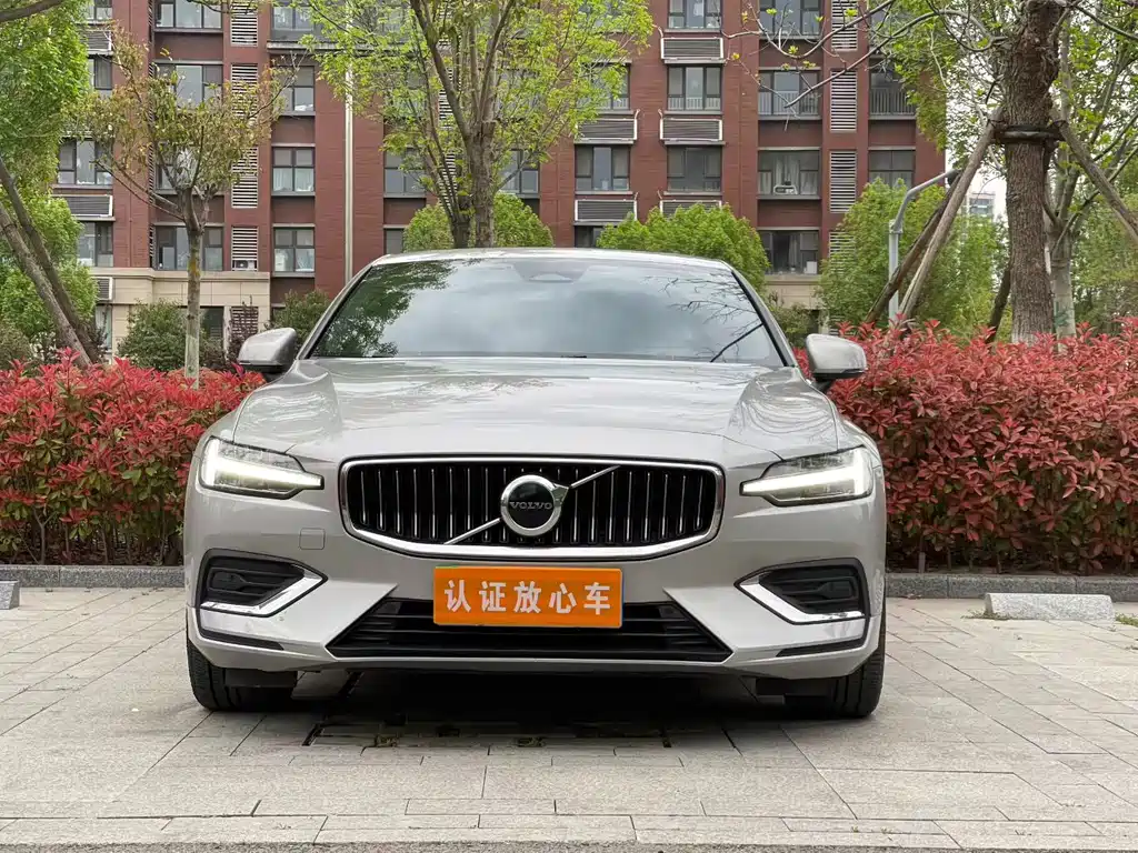 Volvo S60 2023 B4 Luxury