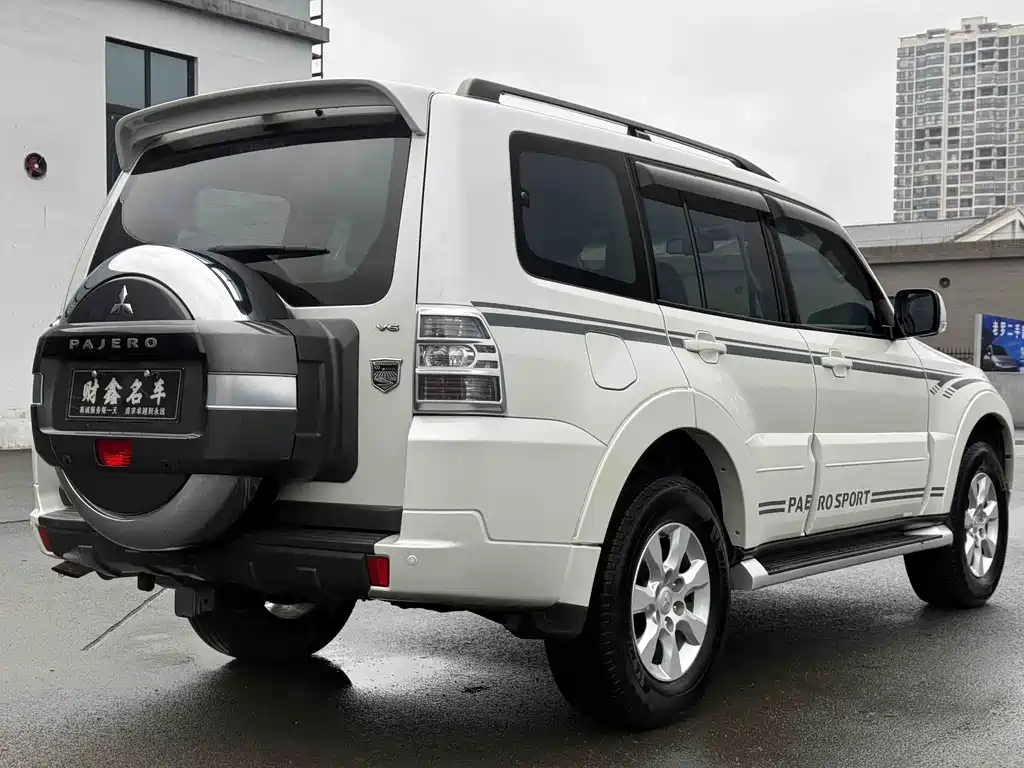 MITSUBISHI PAJERO