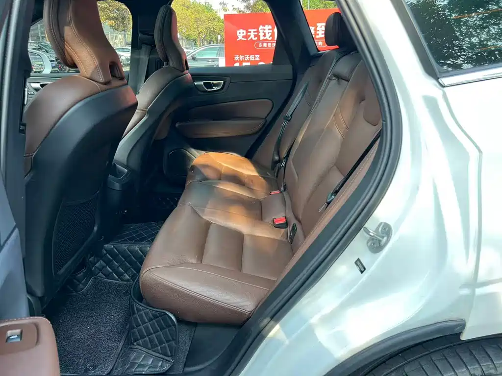 Volvo XC60 2023 B5 Luxury