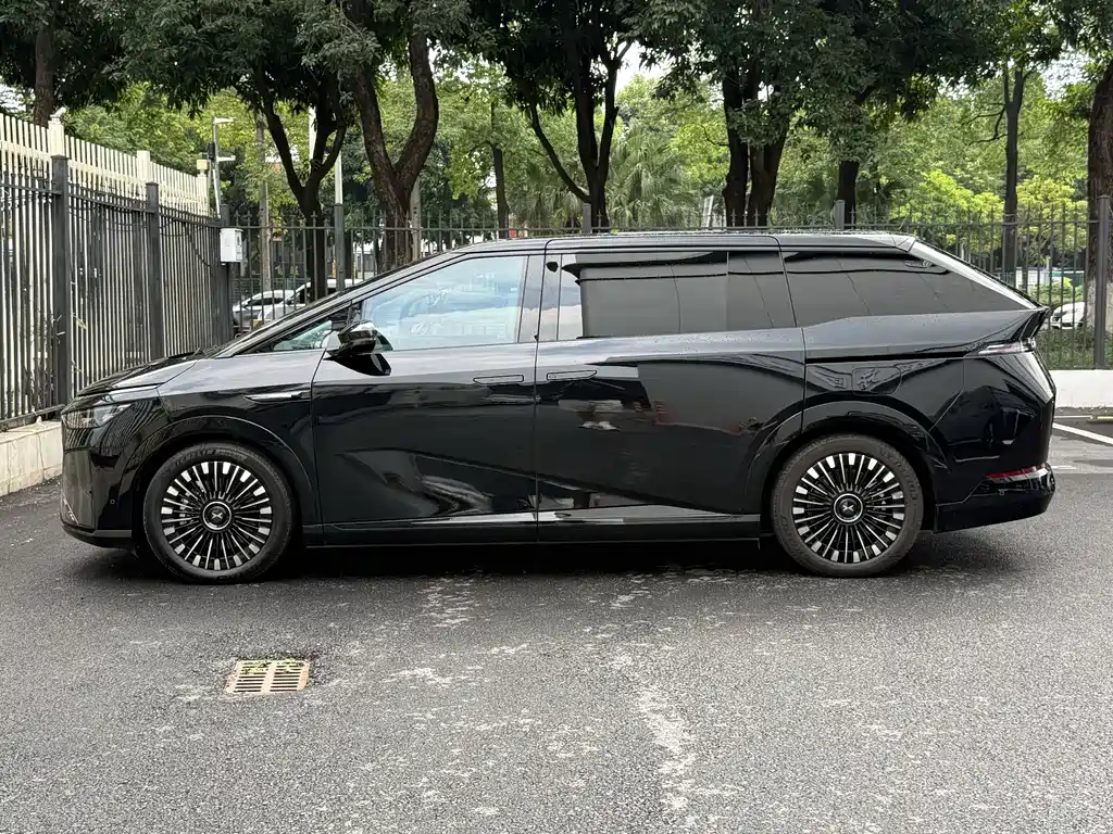 XPeng X9 — миниатюра 20