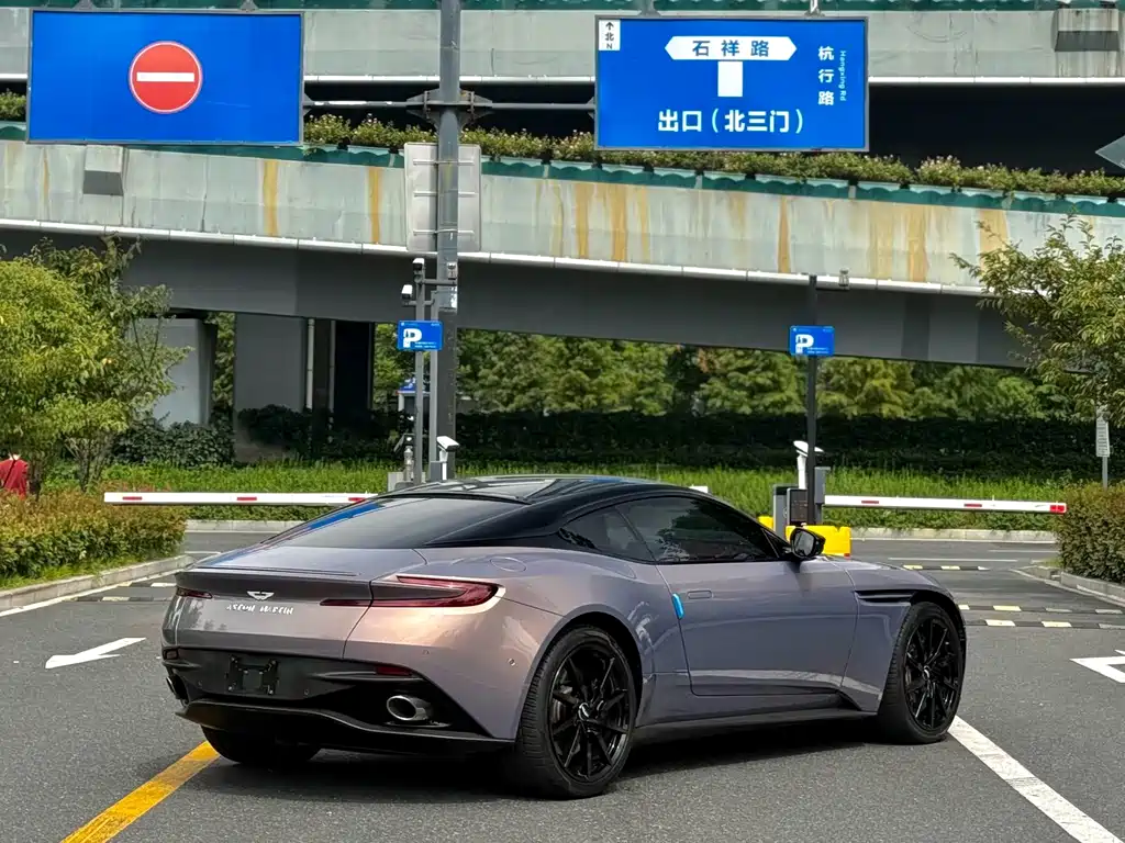 Aston Martin DB11 — миниатюра 7
