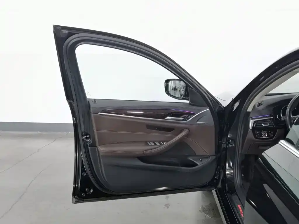 BMW 5 Series — миниатюра 8