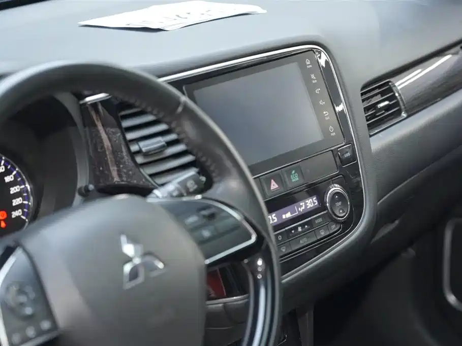 MITSUBISHI OUTLANDER