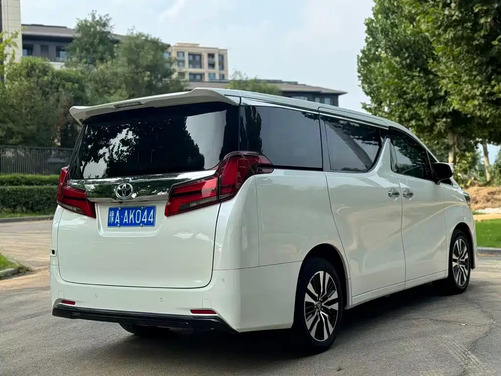 Toyota Alphard — миниатюра 11