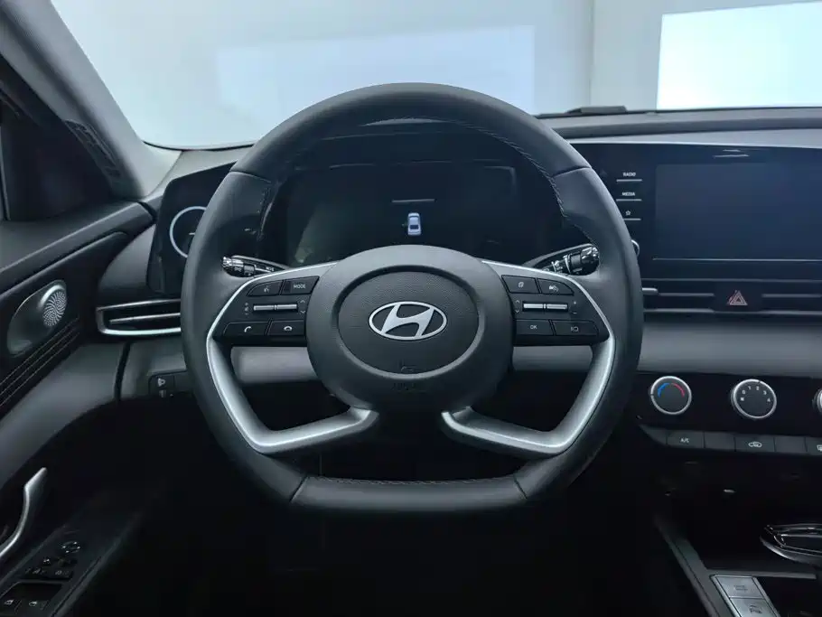 Hyundai Elantra — миниатюра 15