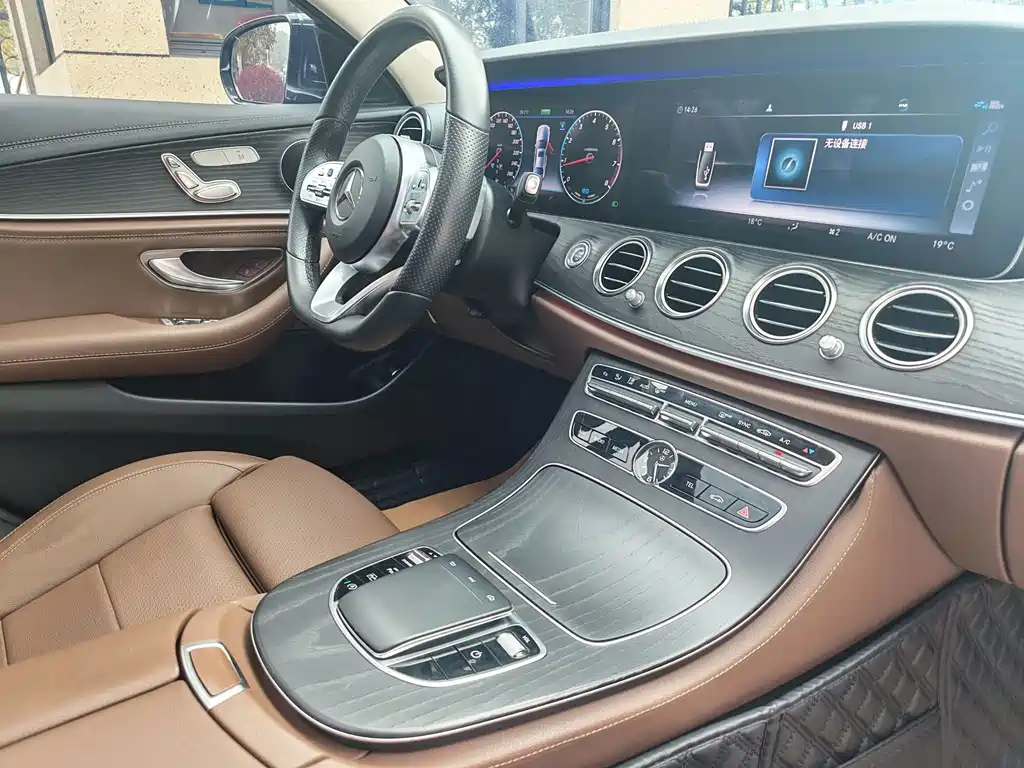 Mercedes-Benz E-Class — миниатюра 7