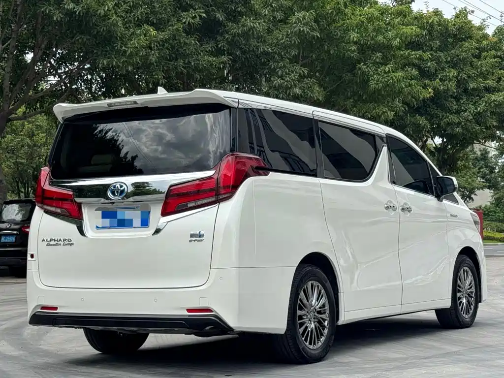 Toyota Alphard — миниатюра 12