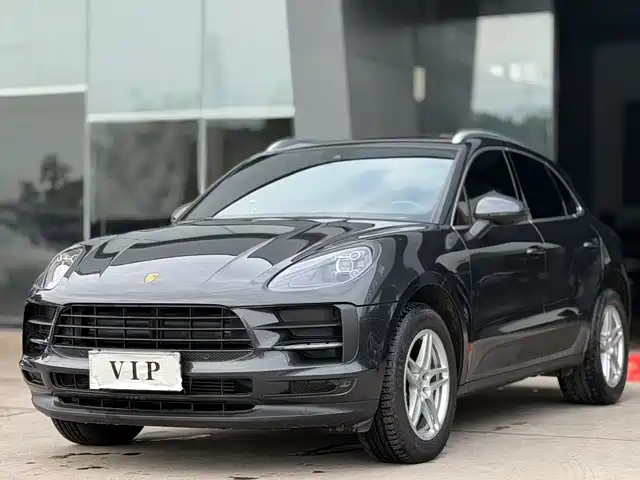 PORSCHE MACAN