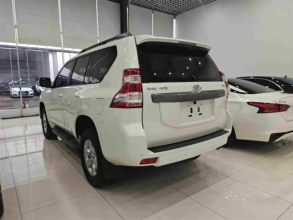 Toyota Land Cruiser Prado 2016 2.7L AT Standard