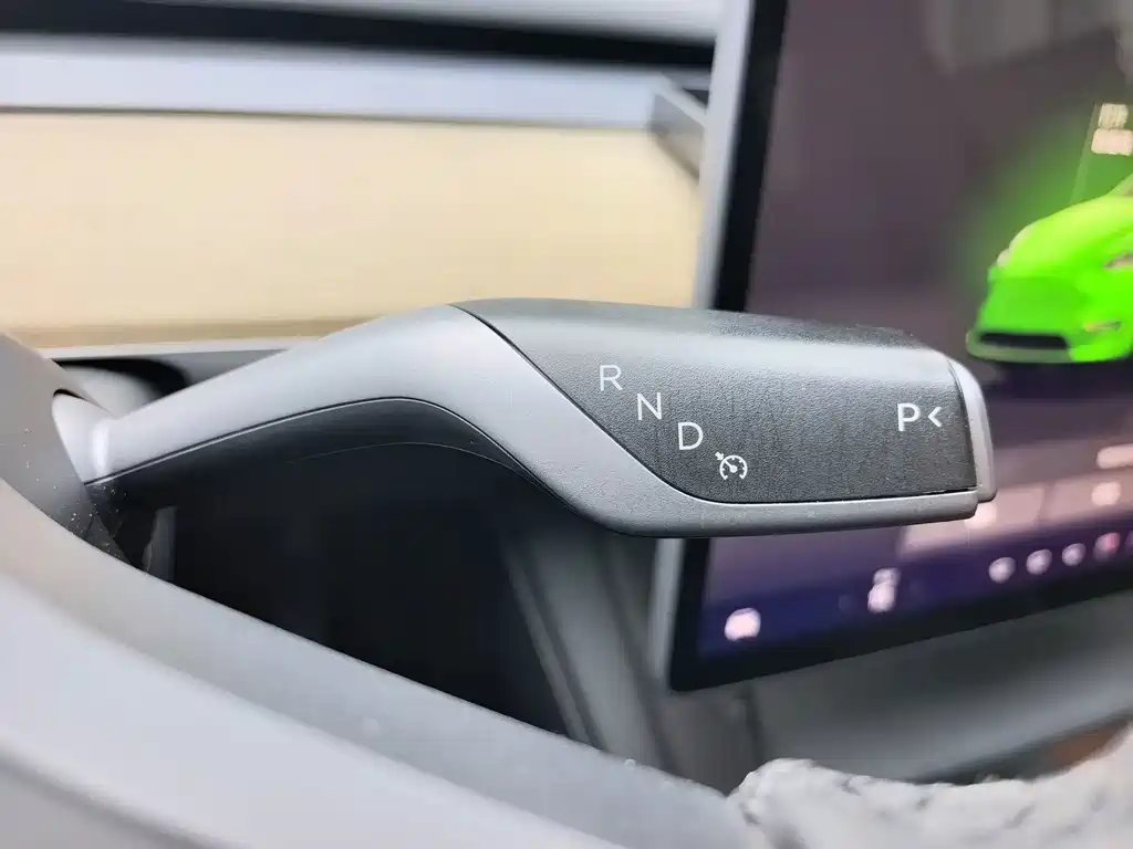 Tesla Model Y — миниатюра 12