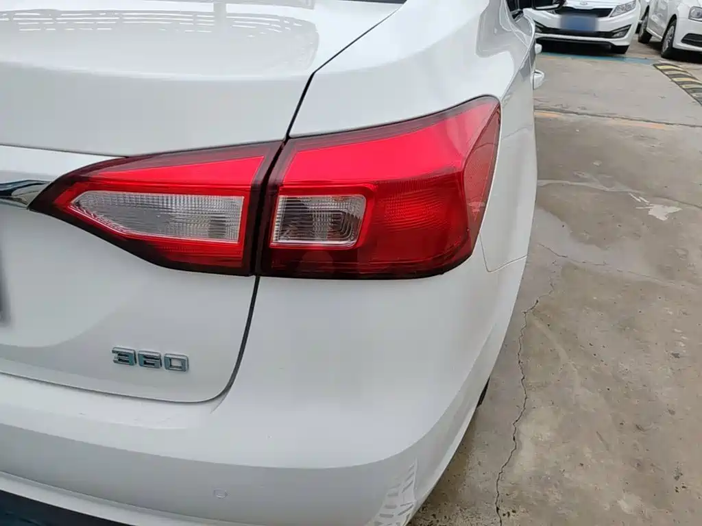 Roewe 360 — миниатюра 8