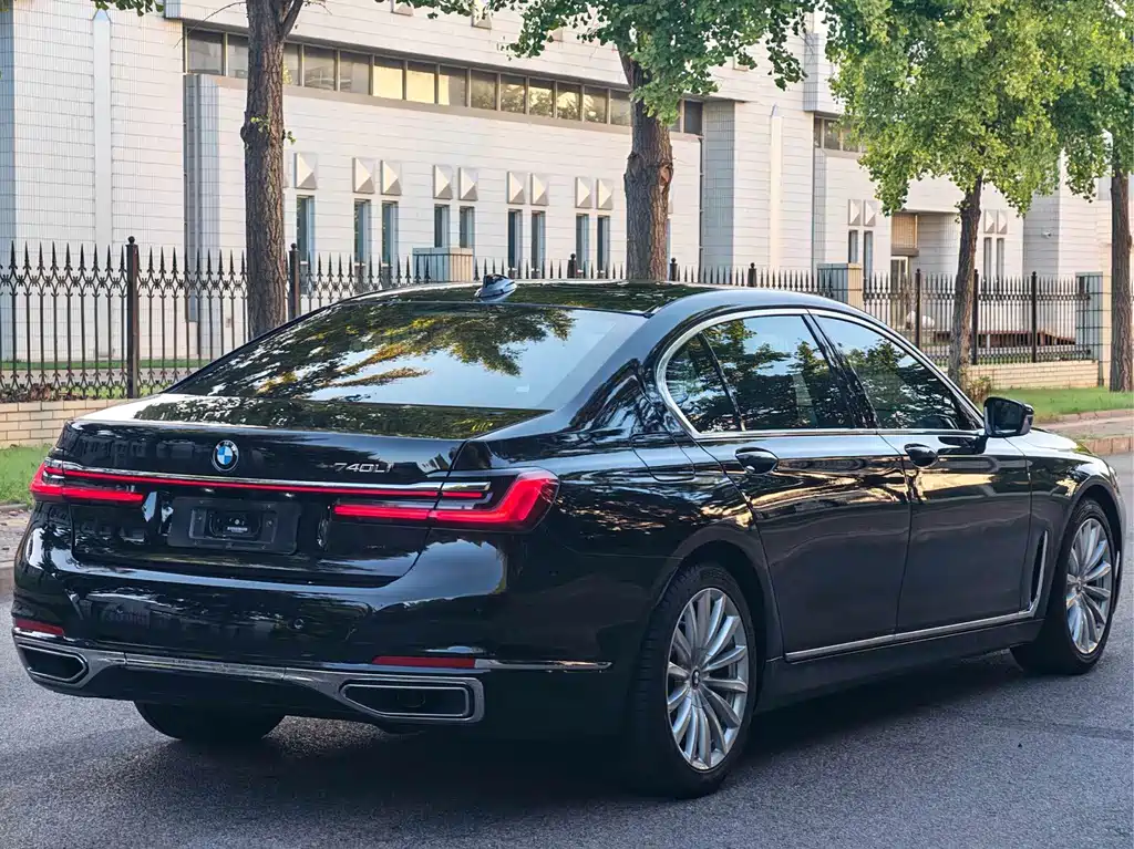 BMW 7 Series — миниатюра 5