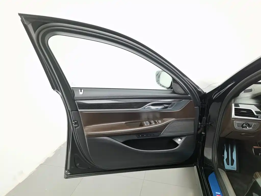 BMW 7 Series — миниатюра 8