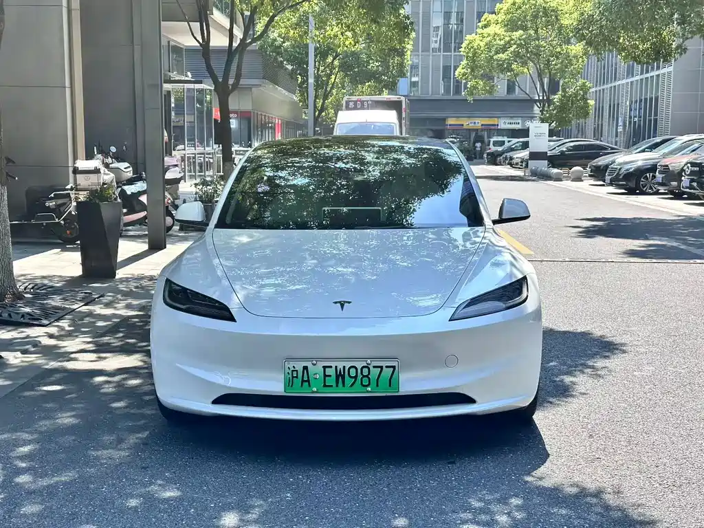 Tesla Model 3 — миниатюра 2