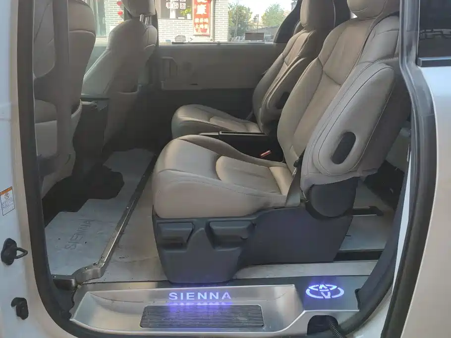 Toyota Sienna — миниатюра 11