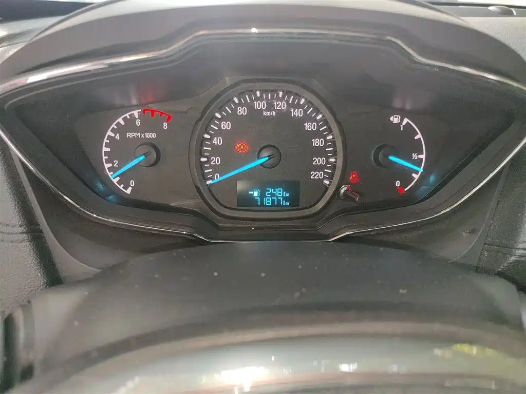 Ford Escort 2015 1.5L MT Fashion
