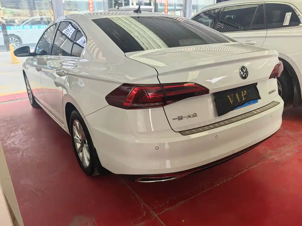 VOLKSWAGEN BORA