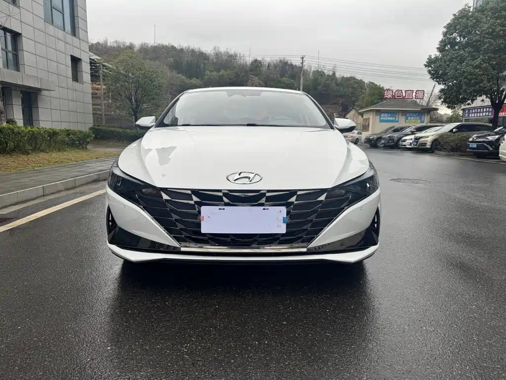 HYUNDAI ELANTRA