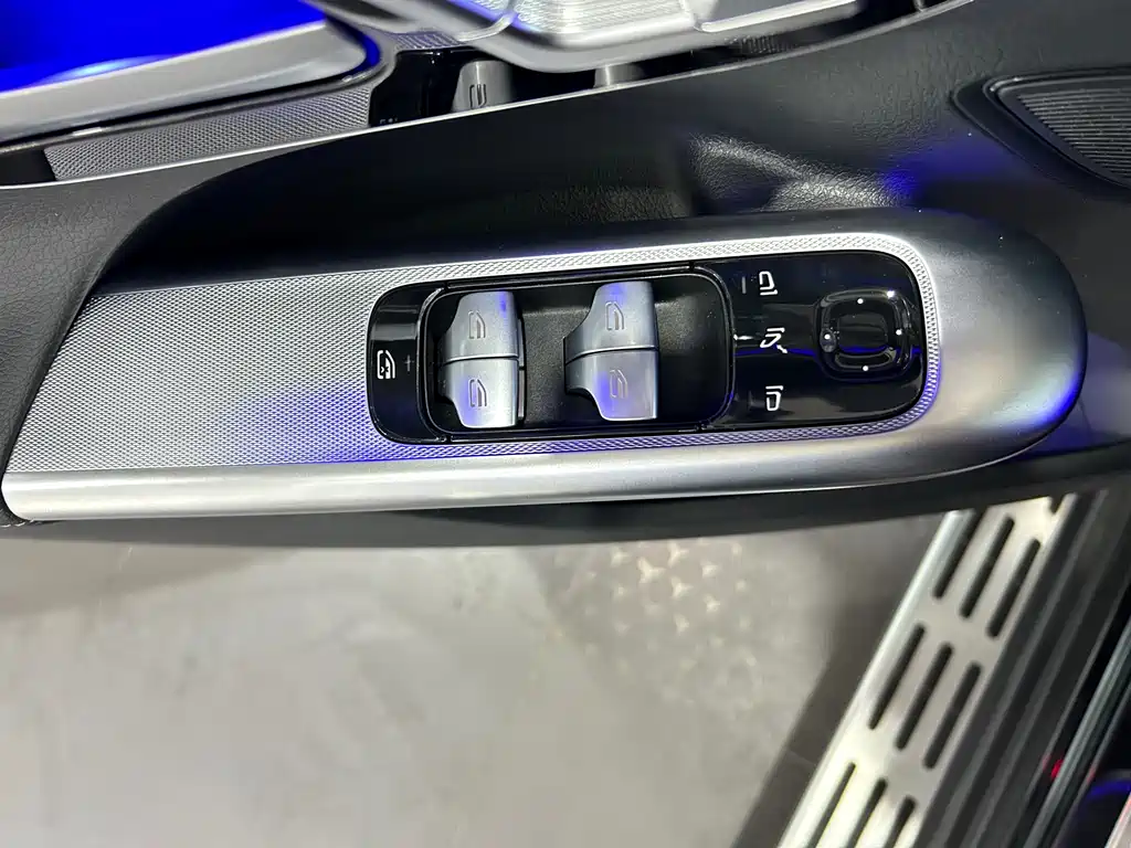 MERCEDES-BENZ EQE SUV