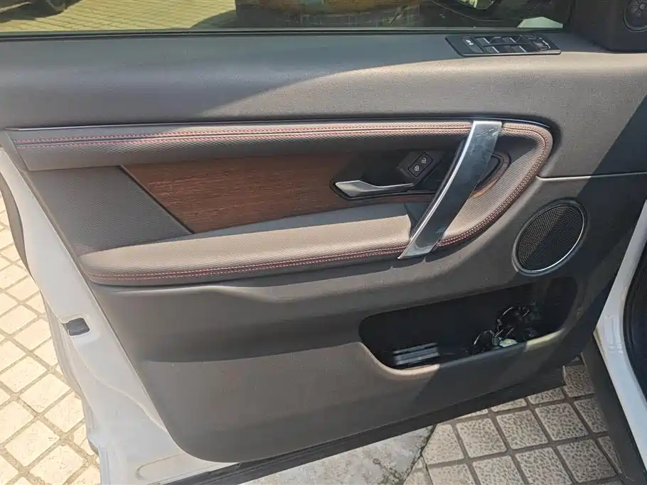 LAND ROVER DISCOVER NEW ENERGY SOURCES FOR SPORTS