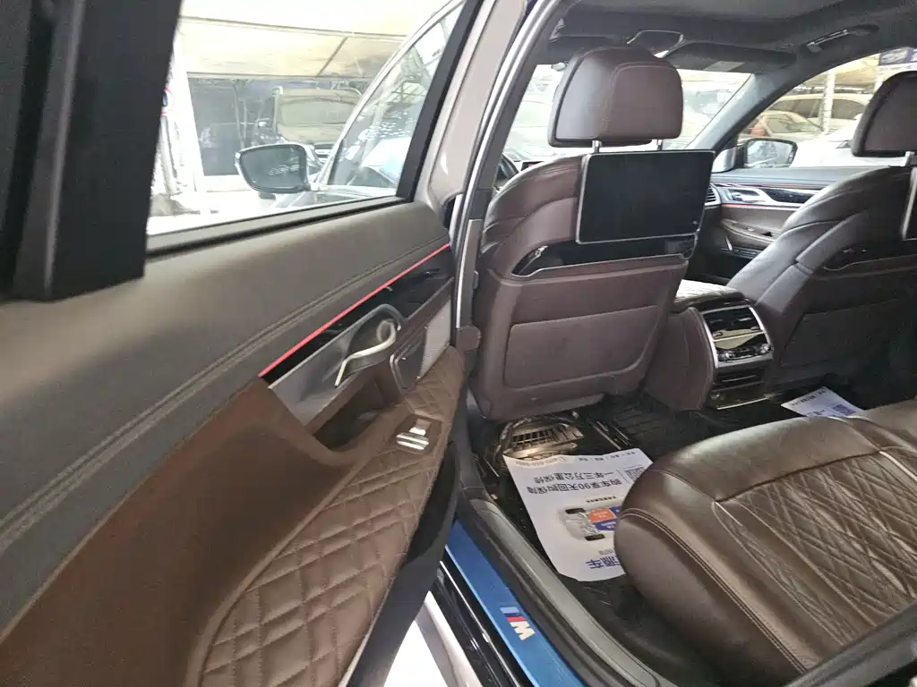 BMW 7 Series — миниатюра 10