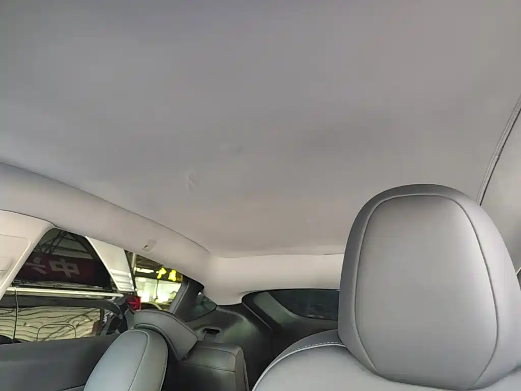 Tesla Model Y — миниатюра 18