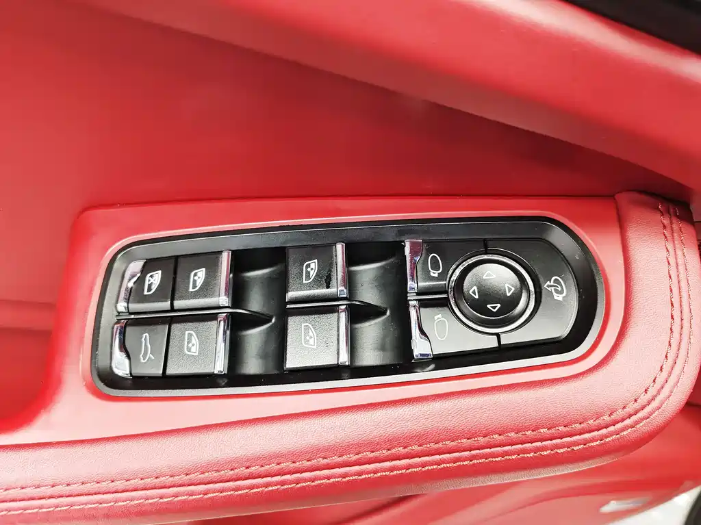 Porsche Macan — миниатюра 17