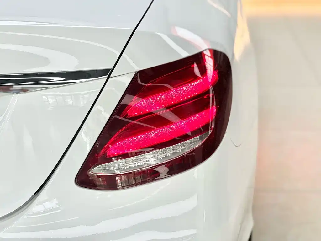 Mercedes-Benz E-Class — миниатюра 18