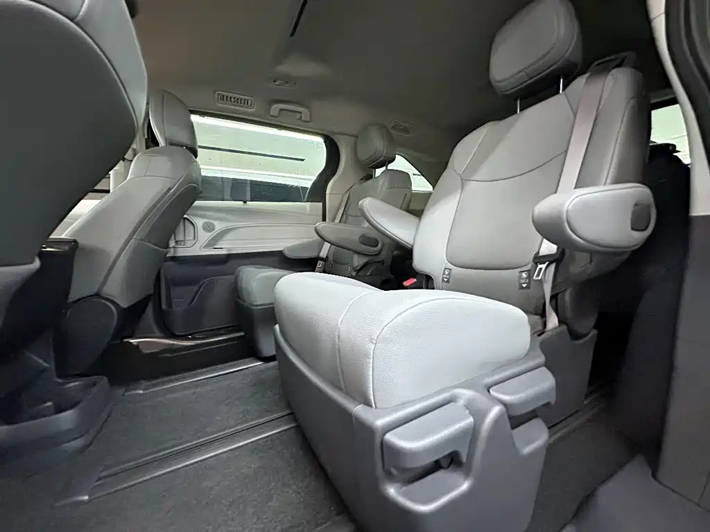 Toyota Granvia 2023 2.5L Comfort