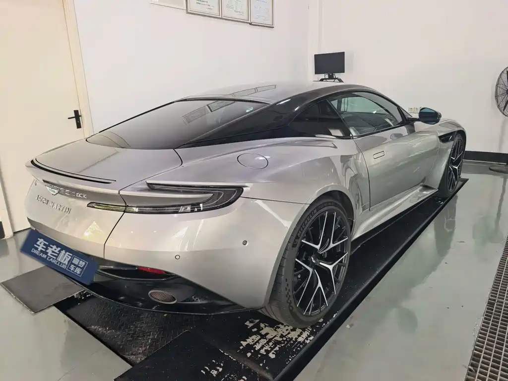 Aston Martin DB12 — миниатюра 4