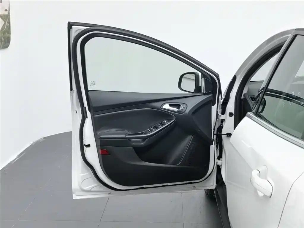 Ford Focus 2015 EcoBoost 180 AT Elite