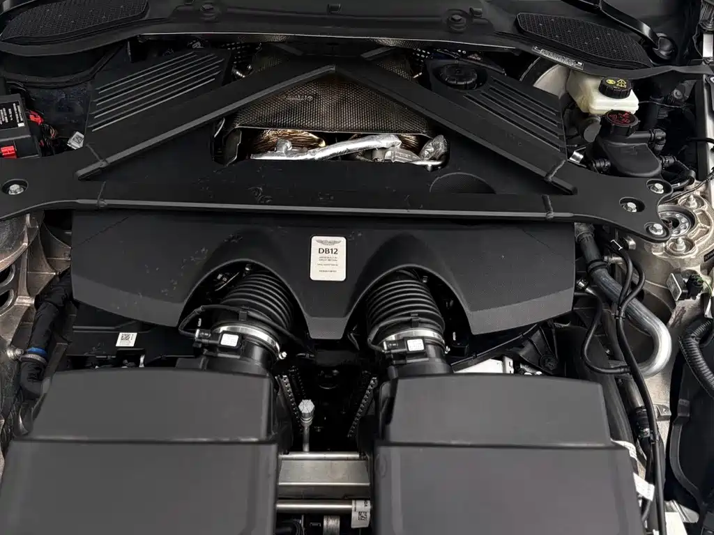 Aston Martin DB12 — миниатюра 11