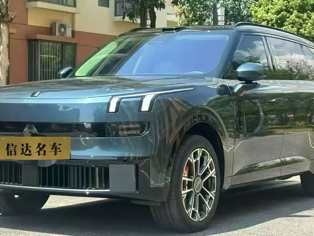 Lynk & Co 900