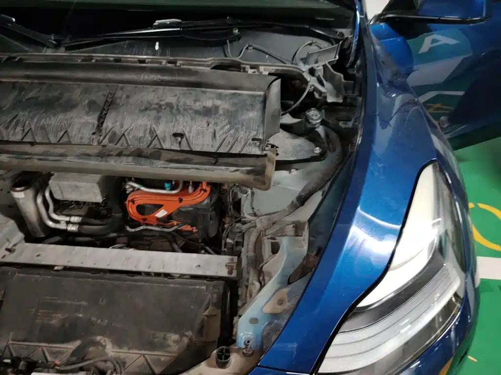 Tesla Model Y — миниатюра 20