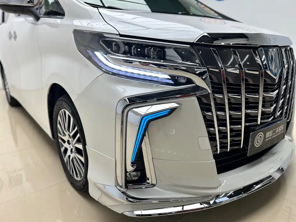 Toyota Alphard — миниатюра 4