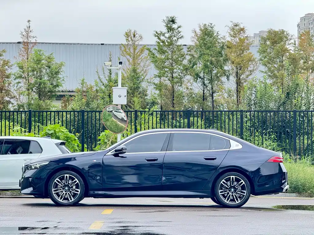 BMW 5 Series — миниатюра 3