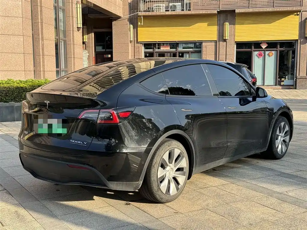 TESLA MODEL Y