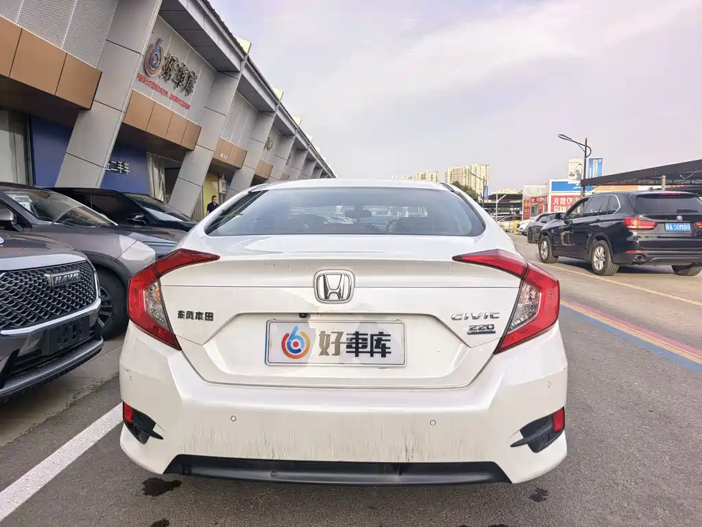 Honda Civic 2016 220TURBO MT Luxury
